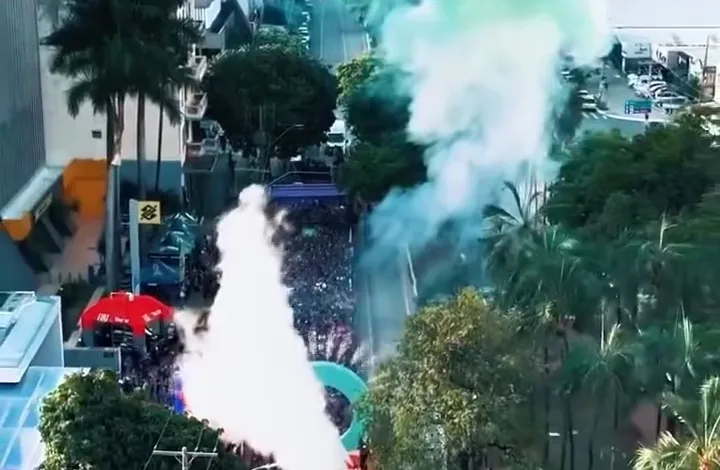 Fumaça colorida em evento esportivo