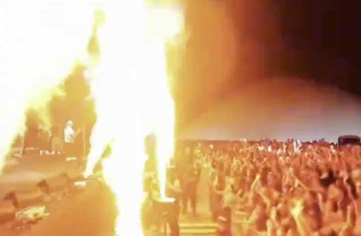 Máquina de fogo lançando labaredas sobre o público