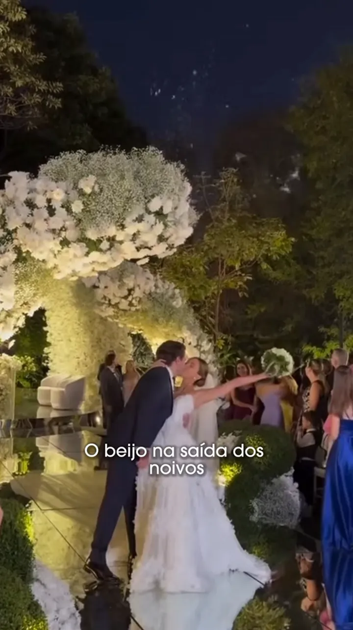 Fogos de artifício na saída dos noivos